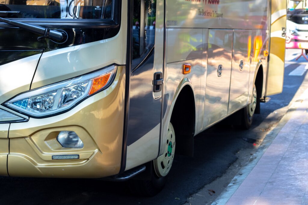 前方扉と車体左側が見えているバス